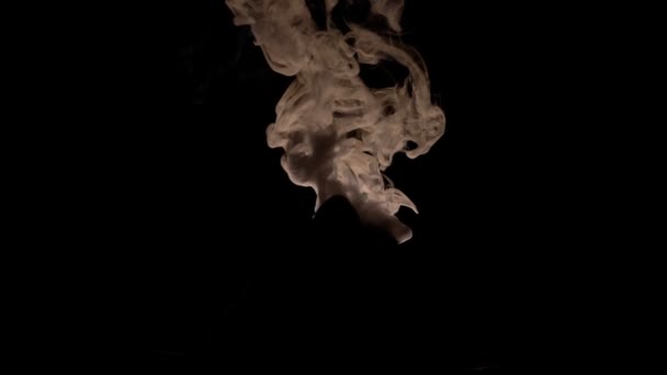 Gros plan fumée de shisha narguilé sort bouche homme, épais nuages de vapeur . — Video
