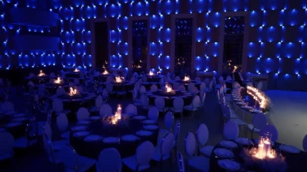 Sala grande para un banquete, mesas redondas — Vídeos de Stock