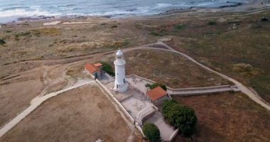 Akdeniz kıyısındaki Paphos deniz feneri. Kıbrıs Rum Kesimi Kato Paphos Arkeoloji Parkı. Paphos 'taki antik şehrin kalıntıları, bir dünya mirası alanı. Paphos. Kıbrıs.