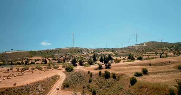 Kıbrıs 'taki ekoloji santralinde büyük rüzgar türbinlerinin etrafında uçuyorlar. Adanın kırsal kesimindeki çayırlarda istasyon inşaatının insansız hava aracı görüntüsü. — Stok video