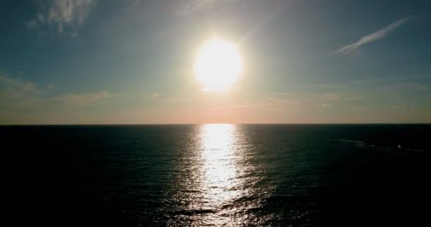 Der wunderschöne Sonnenaufgang über dem Tropischen Meer. Luftfahrt — Stockvideo