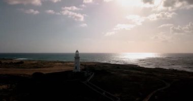 Akdeniz kıyısındaki Paphos deniz feneri. Kıbrıs Rum Kesimi Kato Paphos Arkeoloji Parkı. Paphos 'taki antik şehrin kalıntıları, bir dünya mirası alanı. Paphos. Kıbrıs.