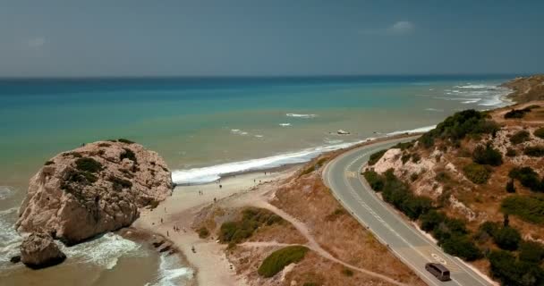 Veduta aerea sorvolando una strada vicino alla spiaggia e alla costa del Mar Mediterraneo a Paphos Cipro — Video Stock