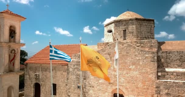 Banderas de Chipre y Grecia en el asta de la bandera cerca de la iglesia — Vídeo de stock