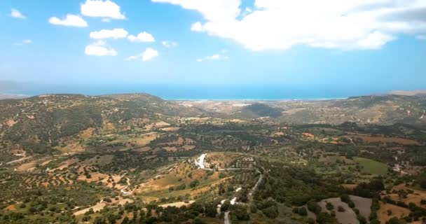 Vista aérea panorámica de la ciudad en las montañas de Chipre — Vídeo de stock