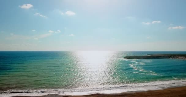 Playa desierta con aguas cristalinas a orillas del mar Mediterráneo, puesta de sol vista aérea — Vídeos de Stock