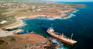 Hava aracı kumsalda gemi enkazı var. Kıbrıs konusunda Paphos yakınlarındaki Pegeia