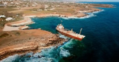 Hava aracı kumsalda gemi enkazı var. Kıbrıs konusunda Paphos yakınlarındaki Pegeia