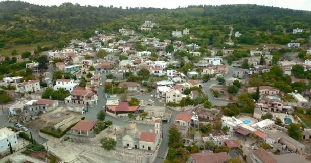 Vedere aeriană pitorească a orașului în munți din Cipru — Videoclip de stoc