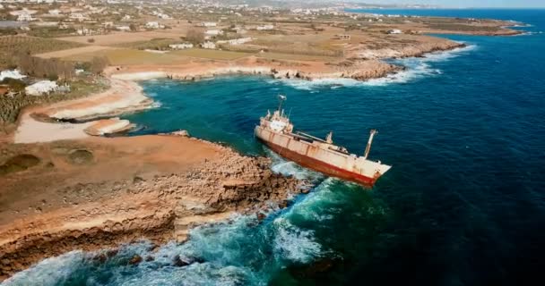 Drone aéreo vista naufrágio navio na praia. Pegeia perto de Paphos em Chipre — Vídeo de Stock