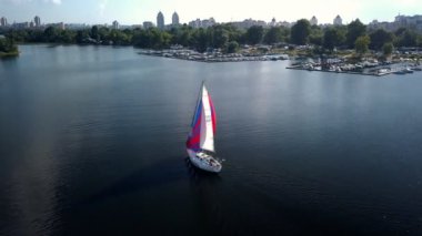 Yazın Dnipro nehrinde yatın etrafında uçmak. Hava aracı görüntüleri..