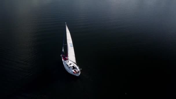 Nyáron a Dnipro folyón repkedett a jachton. Légi drónfelvételek. — Stock videók