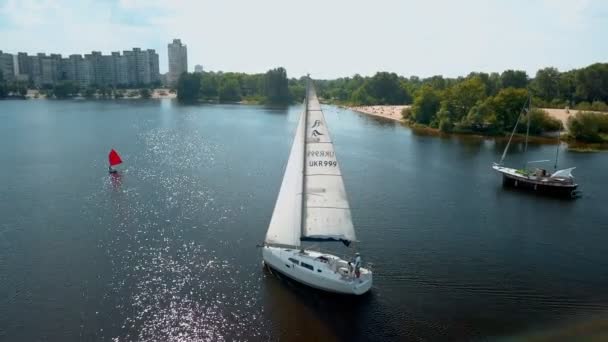 Latanie wokół jachtu na rzece Dnipro latem. Nagranie z dronów lotniczych. — Wideo stockowe