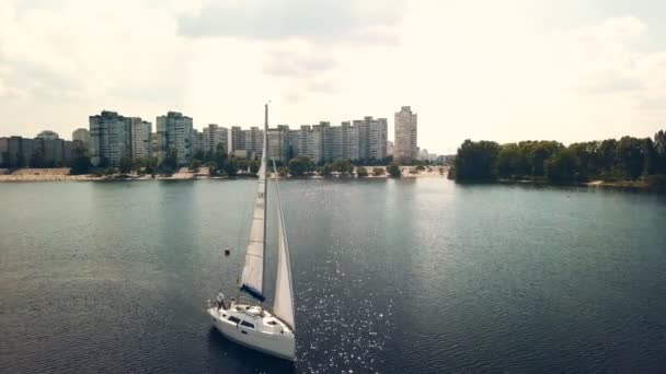 Latanie wokół jachtu na rzece Dnipro latem. Nagranie z dronów lotniczych. — Wideo stockowe