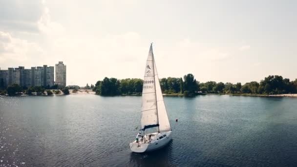 Volare intorno allo yacht sul fiume Dnipro in estate. Filmati di droni aerei . — Video Stock