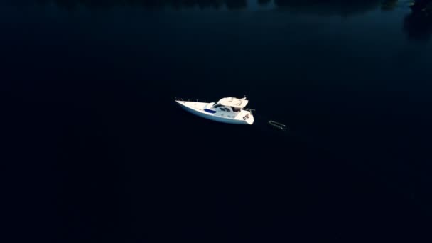 夏にはドニプロ川のヨットを飛び回っています。空中ドローン映像. — ストック動画