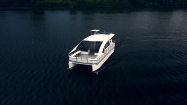 Hava taraması, su nakliyesi motorlu teknesiyle güzel bir deniz limanı vurdu.