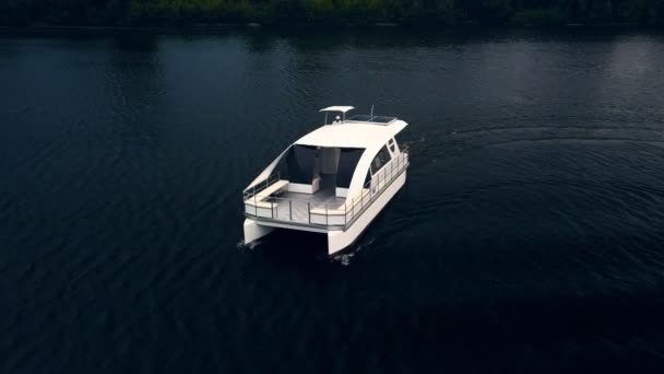 Повітряний панорамний знімок красивої морської гавані з водно-транспортним моторним човном — стокове відео
