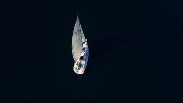 Le yacht vogue sur la rivière Drone vole autour du yacht — Video