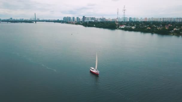 De jacht zeilt op de rivier Drone vliegt rond de Yacht — Stockvideo