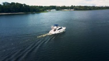 Hava taraması, su nakliyesi motorlu teknesiyle güzel bir deniz limanı vurdu.