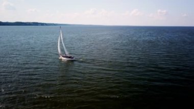 Yat, İHA ile nehirde uçuyor Yat etrafında uçuyor