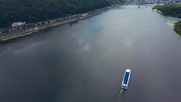 Panorámica aérea tiro hermoso puerto de mar con el transporte de agua barco a motor — Vídeo de stock
