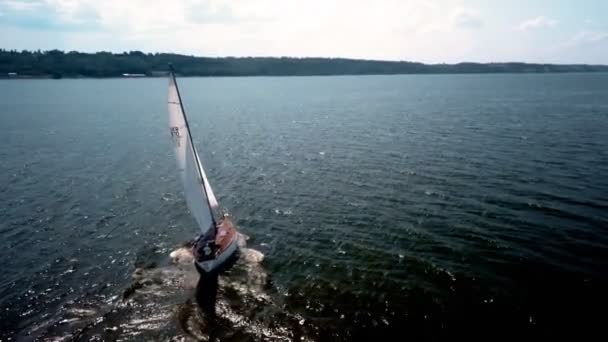 O iate navega no rio Drone voa ao redor do iate — Vídeo de Stock