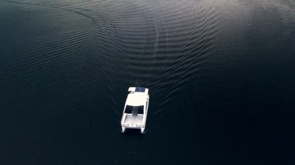 Lucht panning schot prachtige zeehaven met watertransport motorboot — Stockvideo