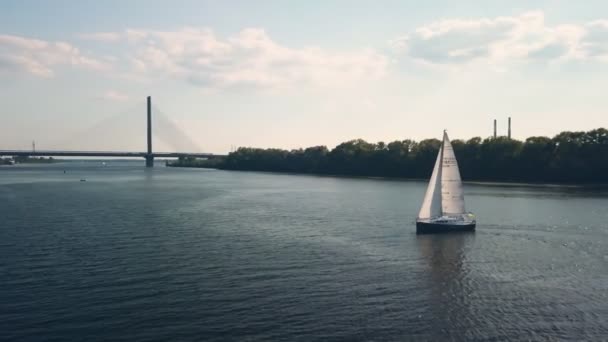 De jacht zeilt op de rivier Drone vliegt rond de Yacht — Stockvideo