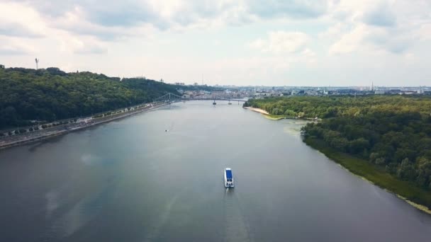 Hava taraması, su nakliyesi motorlu teknesiyle güzel bir deniz limanı vurdu. — Stok video