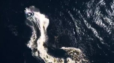Jet Ski 'nin Hava Görüntüsü Alacakaranlıkta Dönüyor