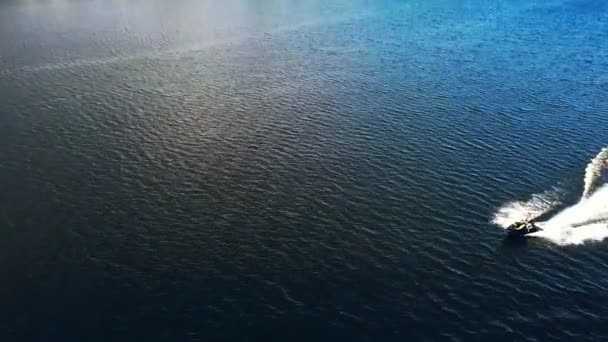 물위에 떠 있는 것을 공중에서 본 것이다. 강 표면에 떠 있다. 4K 비디오. — 비디오