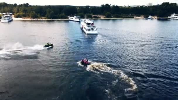 水上機での乗馬の空中トップビュー。川の表面にボート。4Kビデオ. — ストック動画