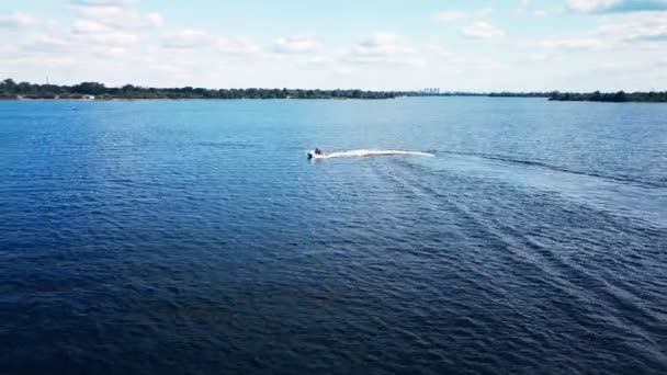 Vista aérea de la parte superior de montar en una embarcación. Barco en la superficie del río. Vídeo 4K . — Vídeo de stock