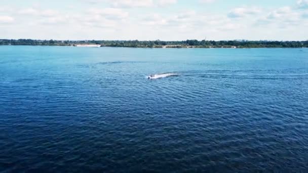 Vue aérienne du dessus d'une embarcation. Bateau à la surface de la rivière. Vidéo 4K . — Video