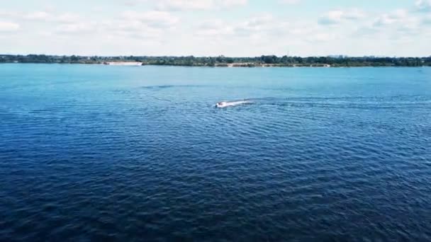 Vista aérea de la parte superior de montar en una embarcación. Barco en la superficie del río. Vídeo 4K . — Vídeo de stock