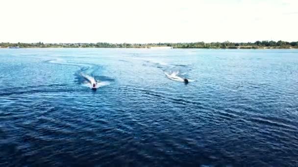 Légi felvétel a vízi járművekről. Hajó a folyó felszínén. 4K videó. — Stock videók