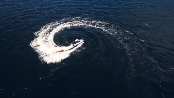 Vista aérea de la parte superior de montar en una embarcación. Barco en la superficie del río. Vídeo 4K . — Vídeos de Stock