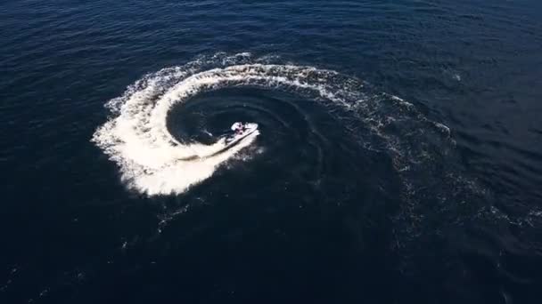 Vista aérea de la parte superior de montar en una embarcación. Barco en la superficie del río. Vídeo 4K . — Vídeos de Stock