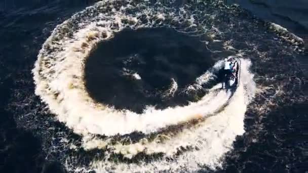 Vue aérienne du dessus d'une embarcation. Bateau à la surface de la rivière. Vidéo 4K . — Video