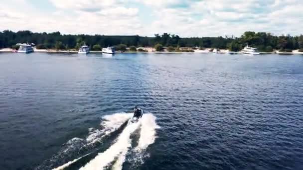 Bir su aracına binmenin havadan görünüşü. Nehrin yüzeyinde bir tekne. 4K video. — Stok video