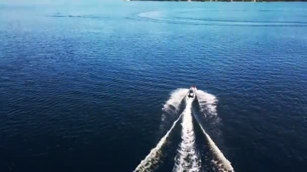 Vista aérea de la parte superior de montar en una embarcación. Barco en la superficie del río. Vídeo 4K . — Vídeos de Stock