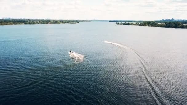 Bir su aracına binmenin havadan görünüşü. Nehrin yüzeyinde bir tekne. 4K video. — Stok video