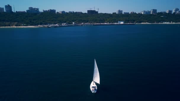 Bateau naviguant sur la mer ouverte. Voilier. Yacht du drone. Vidéo de yachting. Yacht d'en haut. Voilier du drone. Vidéo de navigation. Yachting à la journée venteuse. Yacht. Voilier . — Video