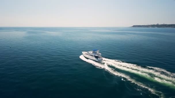 Yacht a motore di lusso si muove sul mare — Video Stock