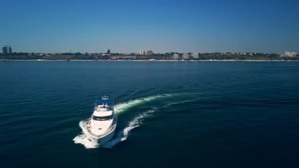 लक्झरी मोटर नौका समुद्रावर हलवते — स्टॉक व्हिडिओ