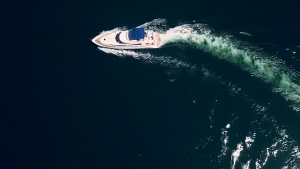 Yate de lujo se mueve en el mar — Vídeo de stock