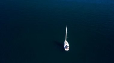 Yat, İHA ile nehirde uçuyor Yat etrafında uçuyor