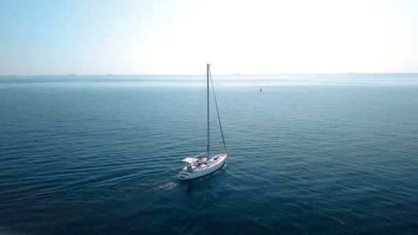 Iate navegando em mar aberto. Barco à vela. Iate de drone. Vídeo de iatismo. Iate de cima. Barco à vela de drone. Vídeo de vela. Yachting em dia ventoso. Iate. Barco à vela . — Vídeo de Stock